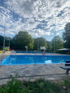 Frühzeitig vorbereitet: Kompaktkurse für Rettungsschwimmer*innen starten